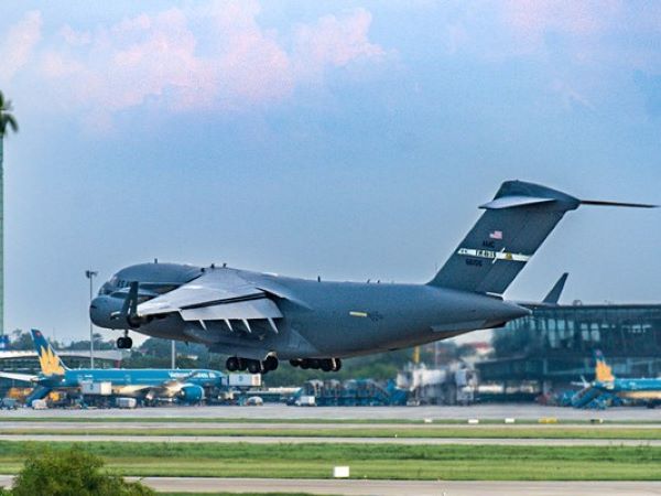 Hai 'ngựa thồ' C-17 của Mỹ liên tiếp đáp xuống sân bay Nội Bài