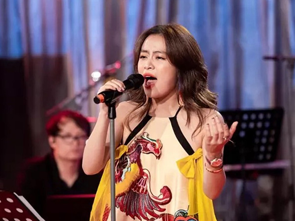 Hoàng Thùy Linh có hát live được không mà làm live show?