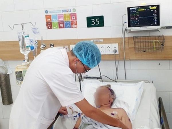 Đi bộ trong sân nhà, người đàn ông bị đàn ong hàng ngàn con bu kín, đốt