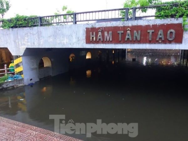 Hầm chui Tân Tạo thất thủ, người dân TPHCM 'khóc' trong cơn mưa