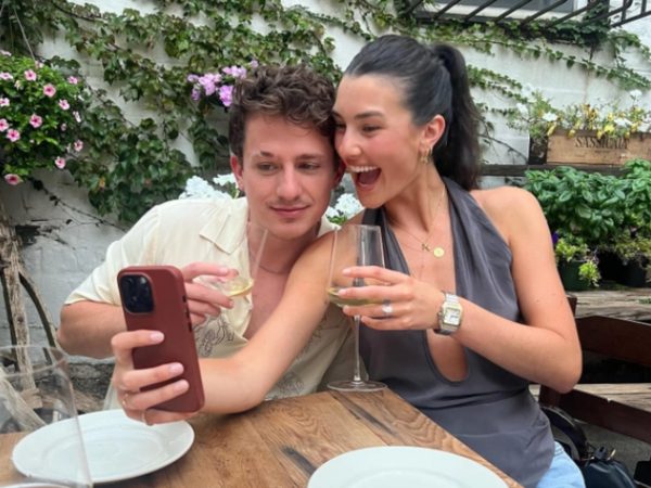 Trở về từ Việt Nam, Charlie Puth cầu hôn bạn gái 'thanh mai trúc mã' bằng nhẫn kim cương cực khủng
