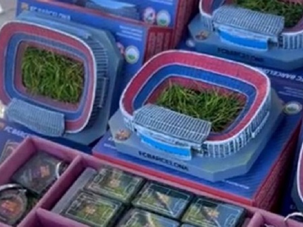 101 cách kiếm tiền của Barcelona: Cắt cỏ sân Camp Nou để bán