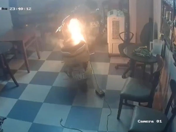 Khoảnh khắc xe máy điện bốc cháy khi đang sạc pin, suýt gây hỏa hoạn nghiêm trọng
