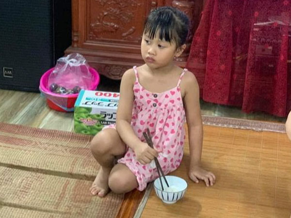 Bé gái xinh xắn bị bỏ rơi trong đêm tối ở Hà Nội