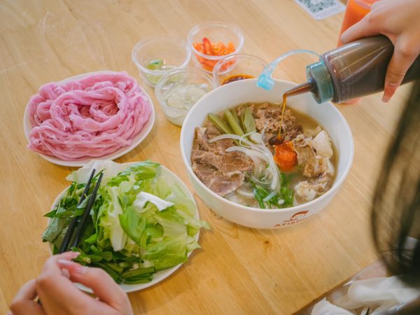 Phở đỏ atiso, món ăn độc đáo thu hút khách quốc tế ở TPHCM