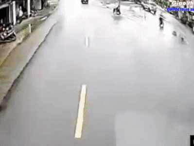 2 nữ sinh sang đường ẩu khiến xe tải suýt phải vạ, diễn biến sau đó đầy bất ngờ
