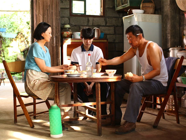 Cuộc trò chuyện của 2 mẹ con ở cửa hàng gà rán khiến người xung quanh ngán ngẩm: Đây là kiểu dạy con tệ hại