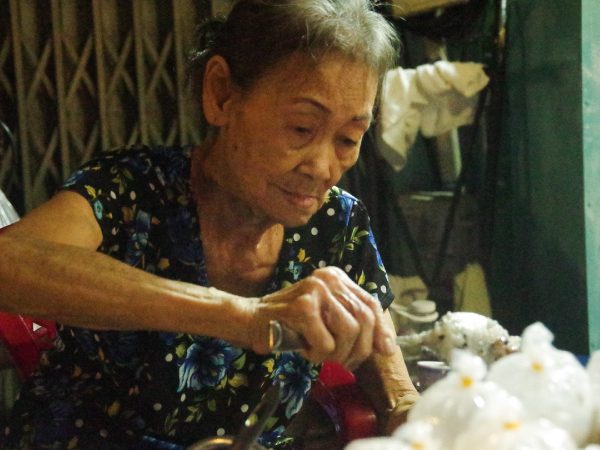 Quán 'chè đèn dầu' của cụ bà 80 tuổi ở vỉa hè TP.HCM, 50 năm vẫn đông kín khách