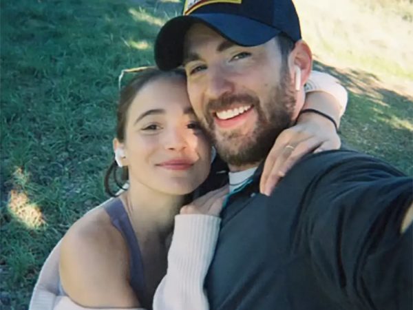'Đội trưởng Mỹ' Chris Evans kết hôn với tình trẻ kém 16 tuổi