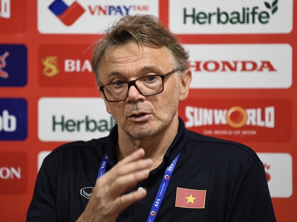 HLV Troussier tiết lộ lý do loại Văn Lâm, nói Công Phượng chỉ ở mức chấp nhận được