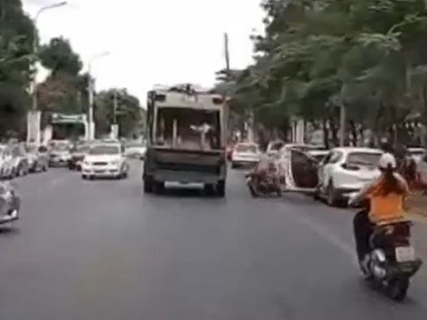 Tài xế mở cửa ô tô không quan sát, thai phụ đi xe máy chết thảm