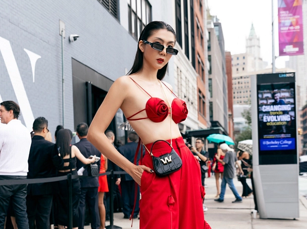 Dàn sao 'phủ đỏ' show Đỗ Mạnh Cường tại New York Fashion Week: Lan Ngọc - Hương Giang đọ sắc cùng Miss Universe 2022
