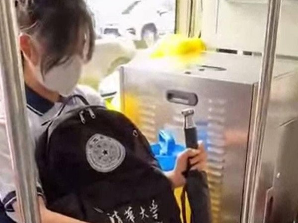 Nữ sinh diện bộ đồ đi học giá 40 tỷ, choáng nhất 1 thứ có tiền cũng không mua được