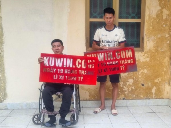 Phun quảng cáo 'lì xì 1.000 tỷ' lên tường nhà dân, 2 thanh niên bị bắt giữ