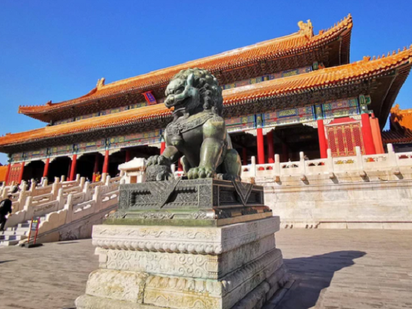 Di chuyển cặp sư tử đá trước Thái Hòa điện trong Cố cung, nhóm thợ hốt hoảng bởi cảnh tượng chưa từng thấy