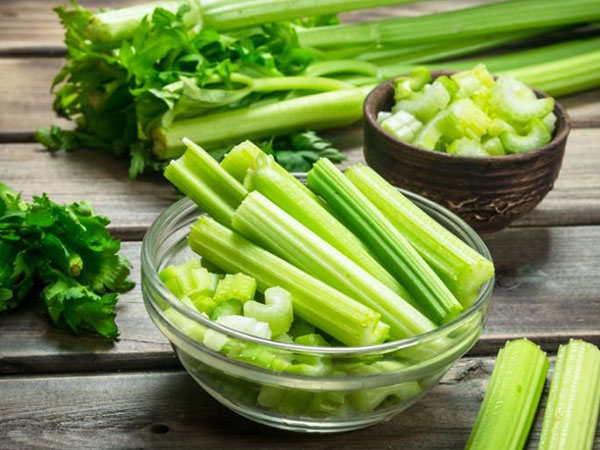 Tại sao lại bỏ hết lá khi ăn cần tây?