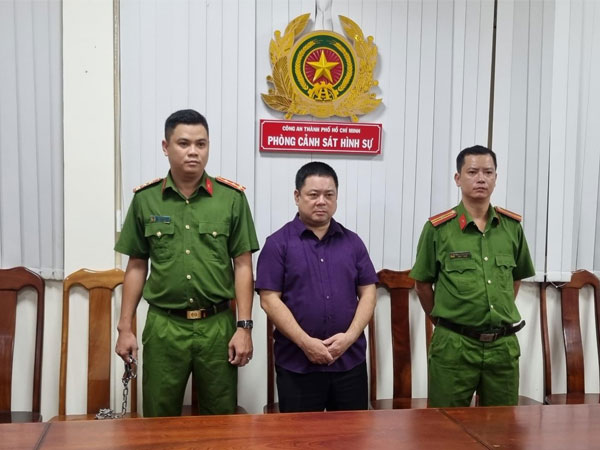 Bắt 2 đối tượng nhận 100.000 USD 'chạy án' cho cựu Cục trưởng Cục Đăng kiểm VN Đặng Việt Hà