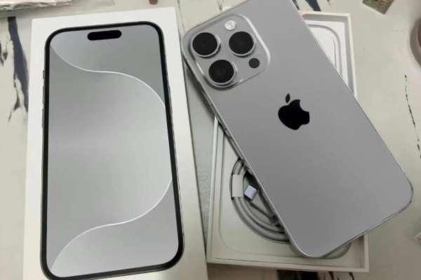 Xuất hiện hình ảnh đập hộp iPhone 15 Pro trước giờ G, lại còn là màu sắc chưa từng ra mắt