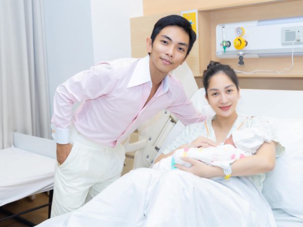 Phan Hiển bật khóc ngày Khánh Thi sinh con thứ 3, nhan sắc mẹ bỉm gây chú ý