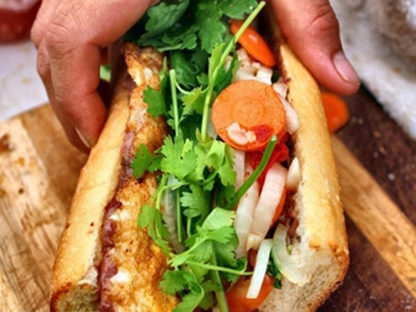 Xác minh thông tin cả nhà nhập viện sau khi ăn bánh mì tại 1 tiệm nổi tiếng ở Hội An