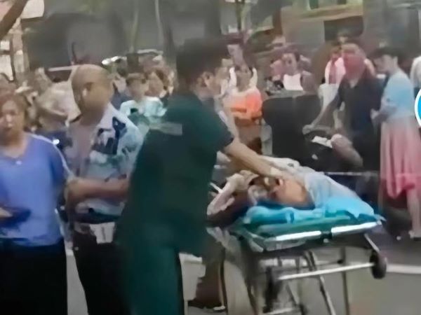 Huơ dao ngăn cản cảnh sát bắt con trai vì hành hung vợ, người phụ nữ 69 tuổi bị bắn chết khiến dư luận sục sôi