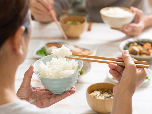 Có nên ăn sáng bằng cơm?