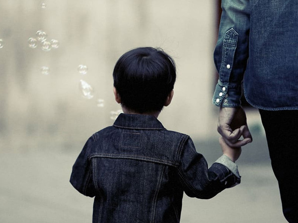 Chàng trai quỳ gối cất tiếng gọi 'mẹ', phía sau là chuyện cảm động