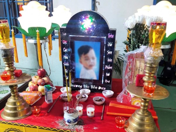 Vụ người tình của mẹ bạo hành bé trai 18 tháng tuổi: Bị cáo tử vong trước ngày hầu toà