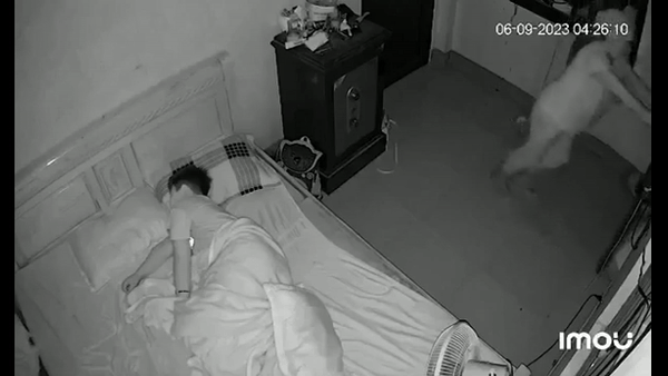 Hà Nội: Nhóm cướp vào phòng ngủ của gia chủ để đòi tài sản