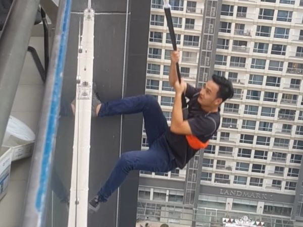 Dân Hà Nội vội vàng đi mua thang dây, kìm sắt đề phòng hỏa hoạn