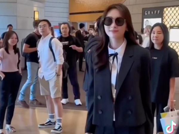 Hoa hậu Đặng Thu Thảo nhận làm 'thư kí' cho chồng, dân tình khẳng định đây là thần thái 'chủ tịch'