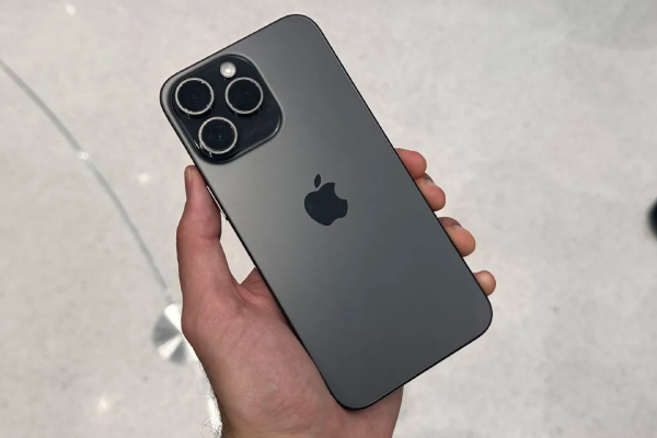 Trên tay iPhone 15 Pro Max: Cầm nhẹ hơn, màu sắc đẹp sang trọng, xứng đáng 'xuống tiền'