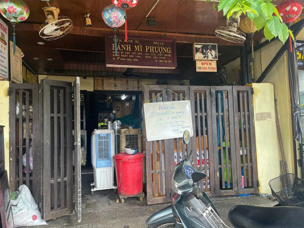 Hơn 50 người nhập viện sau khi ăn bánh mì Phượng, có ít nhất 23 người nước ngoài