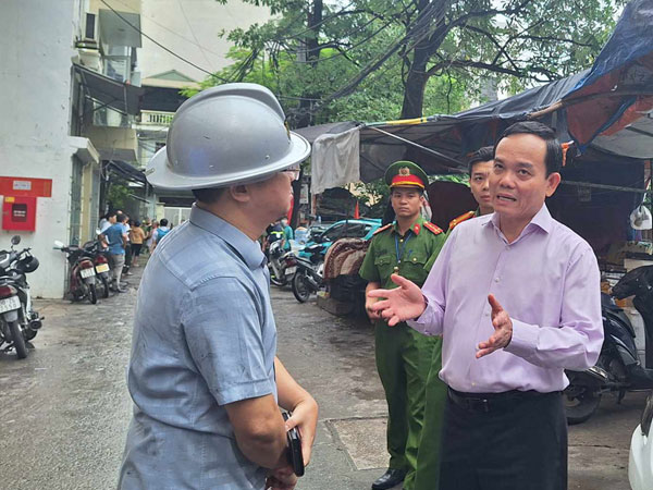 Phó Thủ tướng xuống hiện trường vụ cháy chung cư mini ở Hà Nội