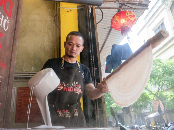 Quán Hà Nội tráng tay loại bánh phở đỏ 'hiếm thấy', khách đến ăn lo chủ quán lỗ