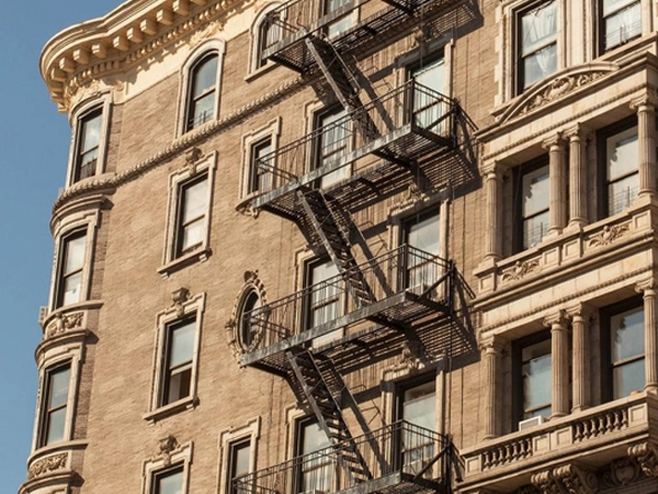 Câu chuyện phía sau những chiếc cầu thang thoát hiểm - biểu tượng nổi tiếng của New York