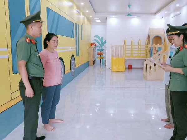 Bắt người phụ nữ làm giả hồ sơ cho nhiều người nước ngoài ở lại Việt Nam