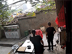 Hai mẹ con thoát hiểm trong gang tấc nhờ lời cảnh báo của người bên đường