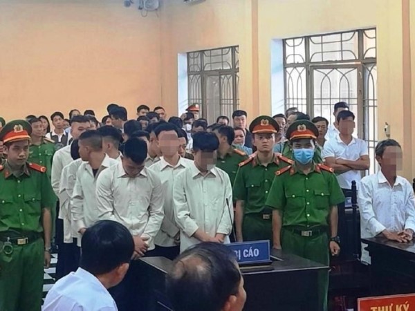 11 thanh niên rượt chém người lãnh án 94 năm tù