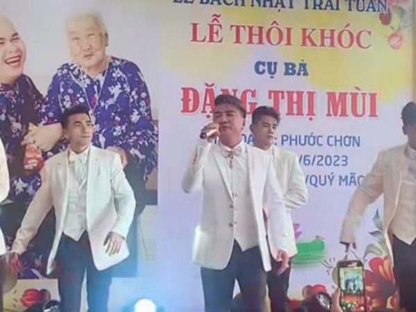 Đàm Vĩnh Hưng đi hát ở 'lễ thôi khóc' khiến fan ngỡ ngàng