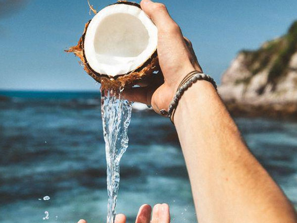 Dưỡng da, chống lão hóa nhờ nước dừa