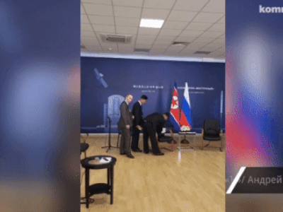 Hành động lạ của nhân viên bảo vệ ông Kim Jong Un