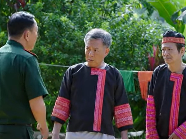 Cuộc chiến không giới tuyến tập 4: Dân nợ ngập đầu vì hủ tục ma chay, Trung tá Quang bất lực
