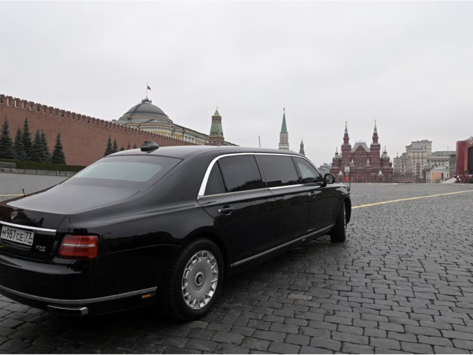 Xem Tổng thống Putin mời ông Kim Jong Un đi thử 'siêu xe' riêng