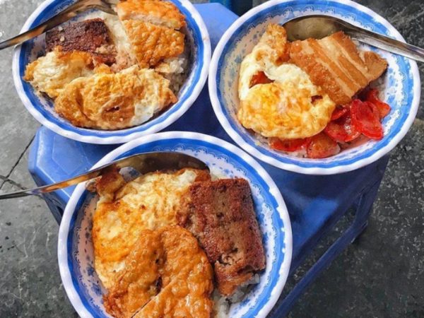 Hàng xôi sáng phố Hàng Mã: 25 năm chỉ bán cho người dậy sớm, không đi ăn ngay thì có lỗi với mùa thu