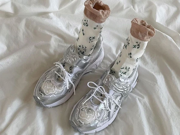 2023 là thời của sneaker bạc: Ngày càng hot, không chừng sẽ khiến sneaker trắng 'ra chuồng gà'