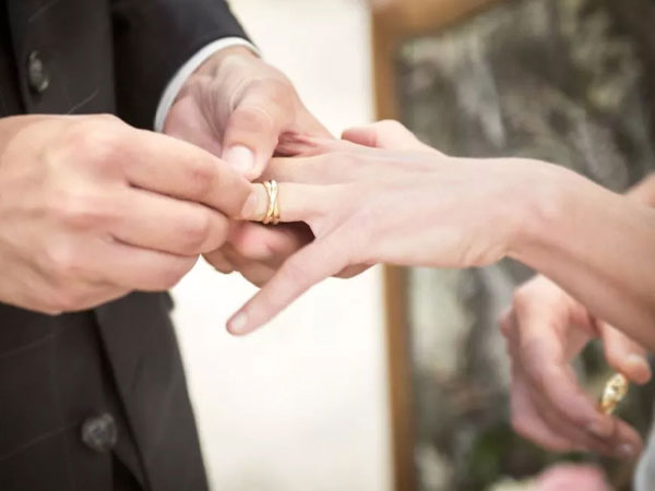 Người đàn ông cưới 7 vợ cùng một ngày, trong đó có 2 chị em ruột, tặng mỗi cô dâu một ô tô mới