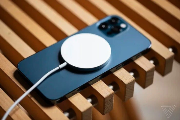 Thay đổi nhỏ trên iPhone 15 khiến 1 mảng kinh doanh béo bở của Apple lao đao, người dùng không còn 'bị ép' mua các thiết bị riêng biệt