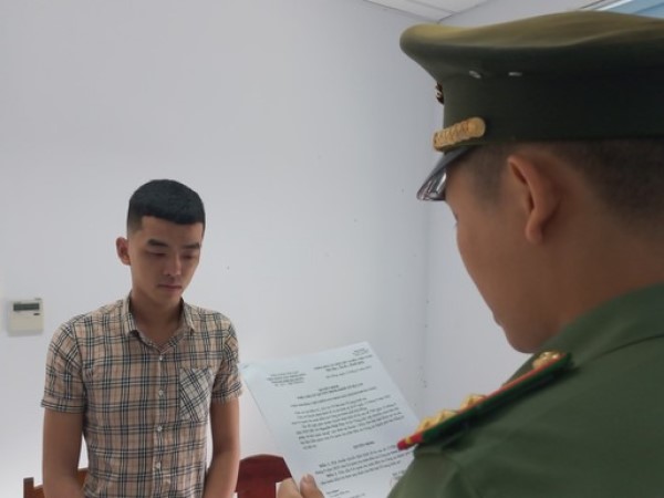 Đối diện án tù vì nhận một khẩu súng làm quà kỷ niệm