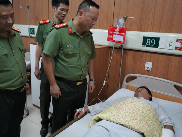 Ngăn chặn vụ đánh ghen, đại úy công an bị đâm phải nhập viện